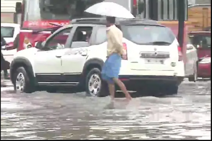 बेंगलुरु में भरी बारिश के बाद लोगों के घरों में घुसा पानी