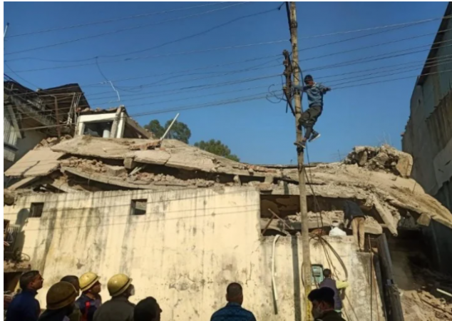 सोलन जिले में गिरा 4 मंजिला भवन, इलाके में छाया सन्नाटा