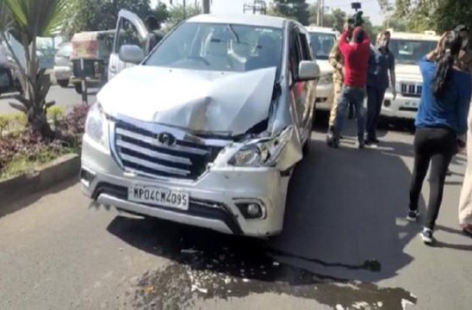 Kamal Nath's convoy collided with media vehicle, Congress leaders narrowly escaped