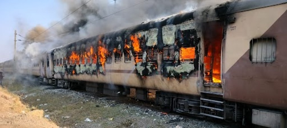 बैतूल से छिंदवाड़ा जाने वाली ट्रेन में लगी खतरनाक आग, मची अफरातफरी