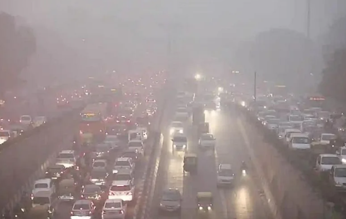 बद से बदतर हुई दिल्ली की हालत, कभी घट रहा तो कभी बढ़ रहा वायु प्रदूषण