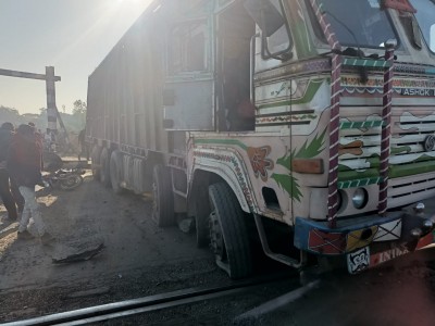 रतलाम रेल मंडल के बामनिया स्टेशन के पास हुआ हादसा, ट्रक ने बाइक सवार को रौदंते हुए रेलवे फाटक तोडा