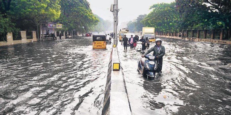 निवार तूफ़ान का असर, चेन्नई में पिछले 24 घंटों से हो रही बारिश, कई फ्लाइट्स और ट्रेन रद्द