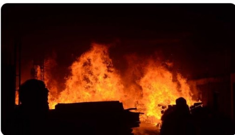 Chhattisgarh: Fire breaks out in Bhilai's asphalt factory, two JCB burnt down