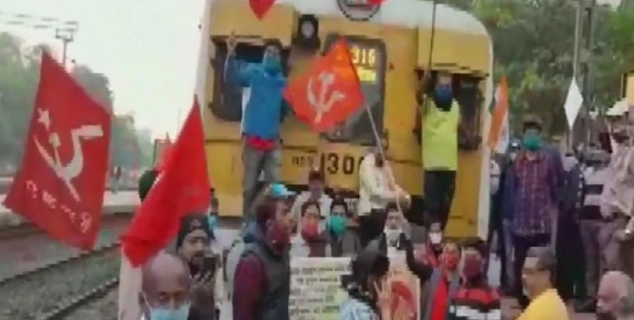 Outrage in Bengal against trade law of Central govt, Trade union block railway track