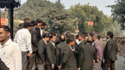 प्रयागराज में वकीलों का प्रदर्शन, पुलिसकर्मियों के खिलाफ कार्रवाई की मांग