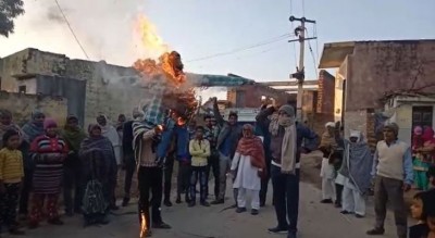 Protest of farmers intensified, burn Agriculture Minister’s effigies