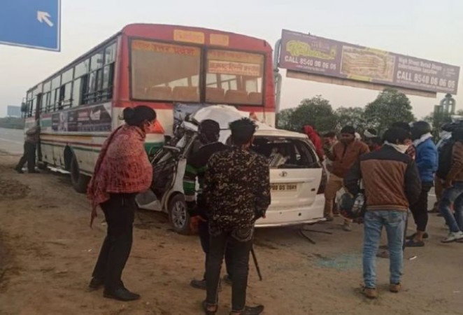 Tragic bus accident on Yamuna Expressway, 4 people died