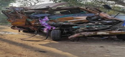 बंगाल: दर्दनाक सड़क हादसे में 19 मौत, ट्रक से टकराई तेज रफ्तार मेटाडोर