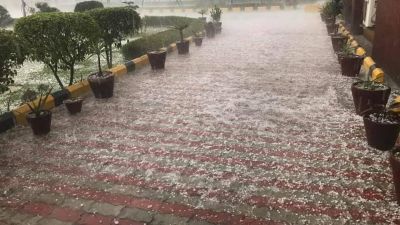 Rain and hail in Delhi changed the weather patterns