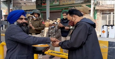 Farmer Protest: farmers celebrated Guru Parv on Tikari border, distributed offerings among jawans