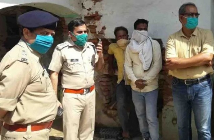 The bodies of a woman and three girls found hanging from a sari, the father's consciousness blown