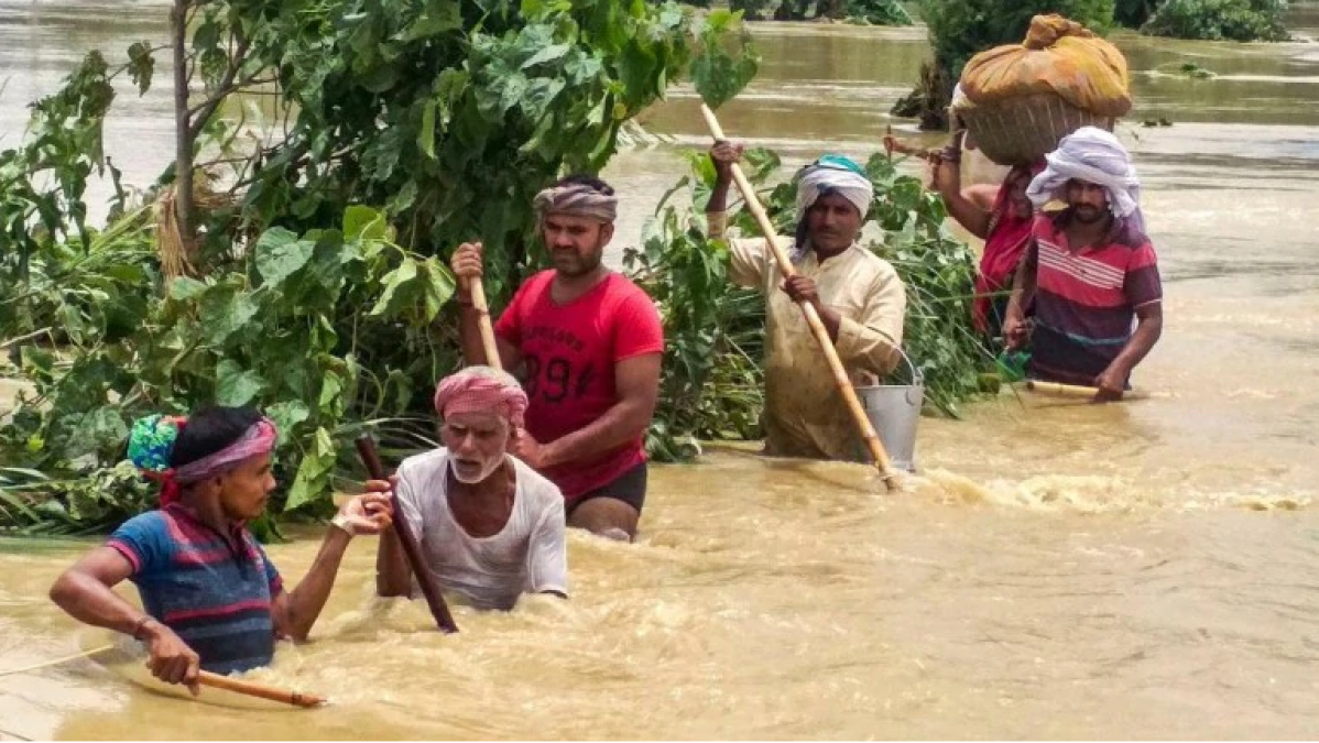 बिहार में बाढ़ की विनाशलीला जारी, अब तक 40 की मौत, कई शहर जलमग्न