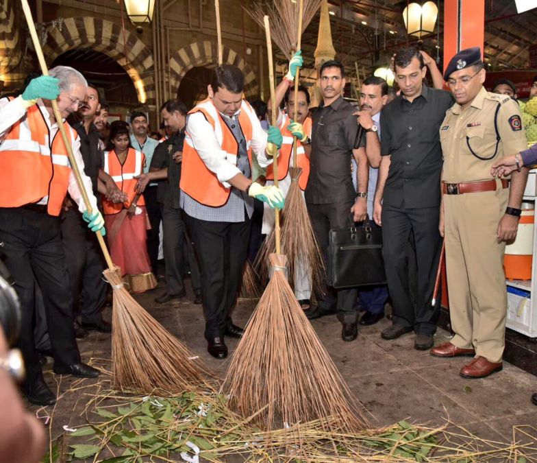 स्वस्छ भारत अभियान 2019 : देशभर में विभिन्न जगहों पर चलाया जा रहा है अभियान, रक्षा मंत्री भी हुए शामिल