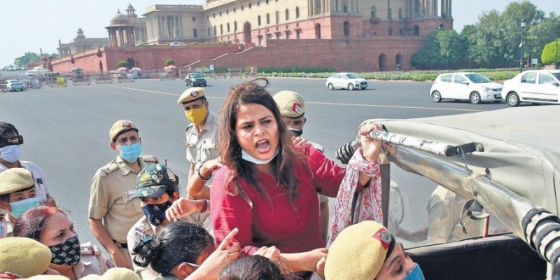 दिल्ली महिला कांग्रेस प्रमुख अमृता धवन का आरोप- 'यूपी पुलिस ने मेरे कपड़े फाड़े'