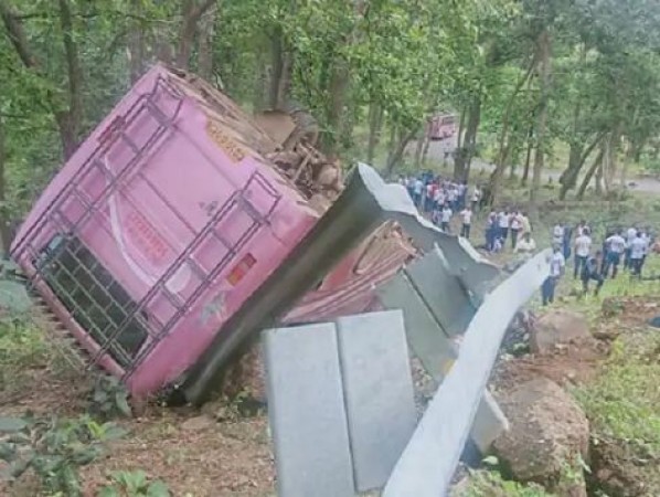 Chhattisgarh: 12 Policemen Gets Injured As Bus Falls Into Ditch In Surguja District, 12 injured 4 in critical condition