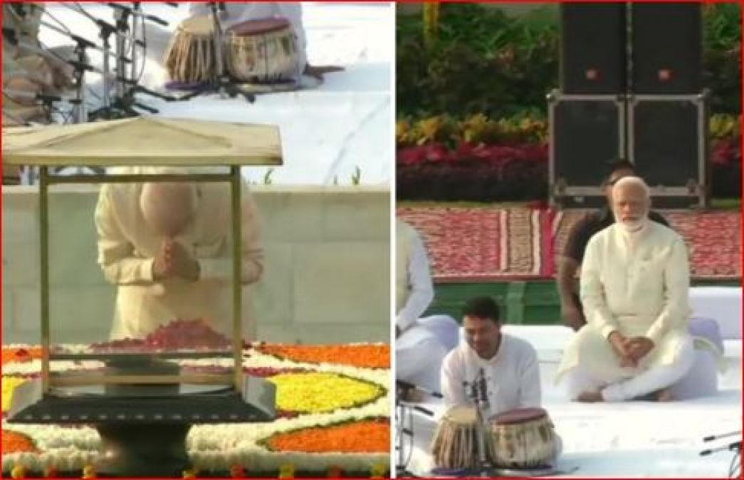 PM Modi, Sonia Gandhi pay tribute to Mahatma Gandhi at Rajghat
