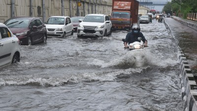 गोरखपुर में बारिश ने तोड़ा 127 सालों का रिकॉर्ड, अब भी घनघोर वर्षा जारी