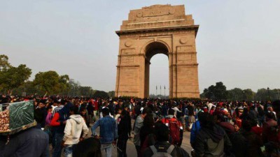 हाथरस मामले का बढ़ा आक्रोश, इंडिया गेट पर इकट्ठा हुए लोग