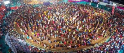 Video: गुजरात में धमाकेदार गरबा, स्टेडियम में झूमते नजर आए लाखो लोग