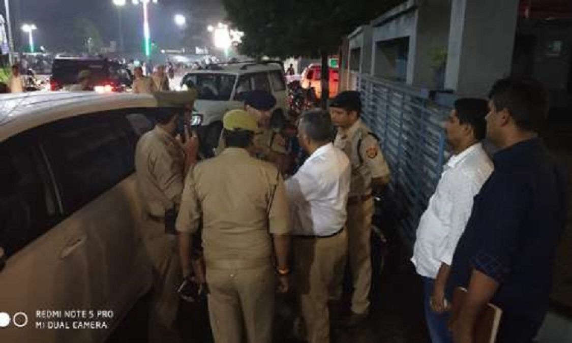Prayagraj: One crore sixty lakh rupees stolen from cash van, police engaged in investigation
