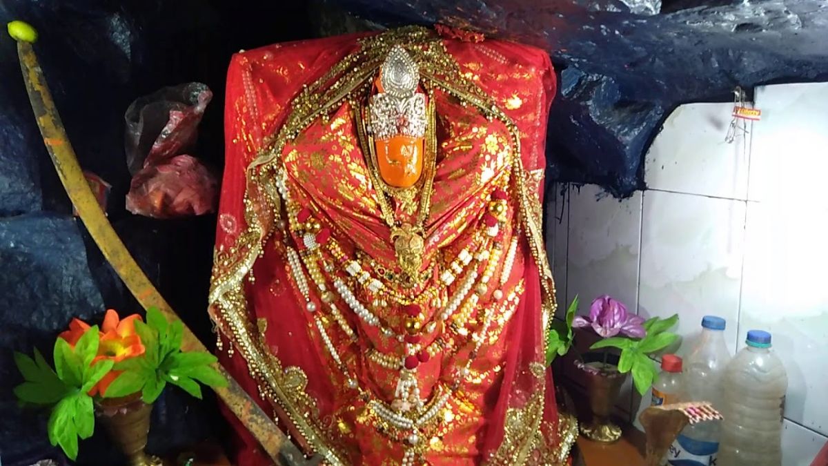 Unique temple of 'Maa Adishakti' in Betul, Goddess changes three times a day