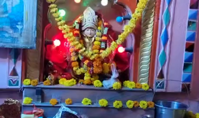 नवरात्रि के चलते रोशनी से जगमगाया दुर्गा माता मंदिर