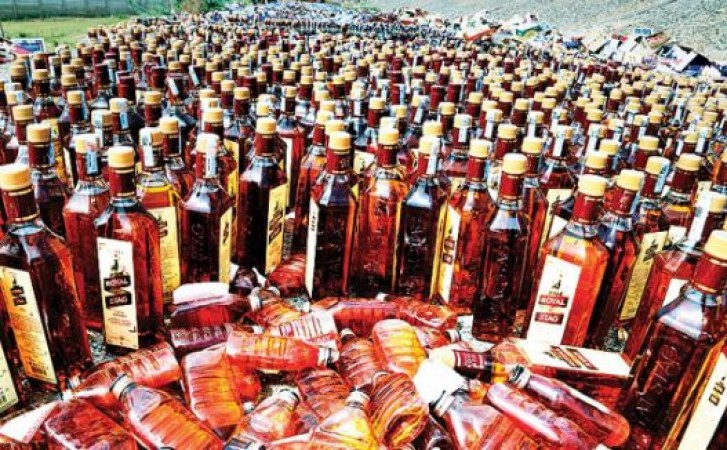 Liquor smugglers arrested for smuggling liquor to distribute for Bihar elections