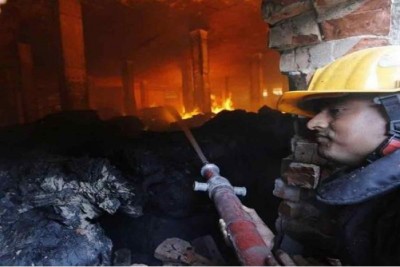 कानपुर की केमिकल फैक्ट्री में अचानक भड़की आग, मजदूरों में भगदड़
