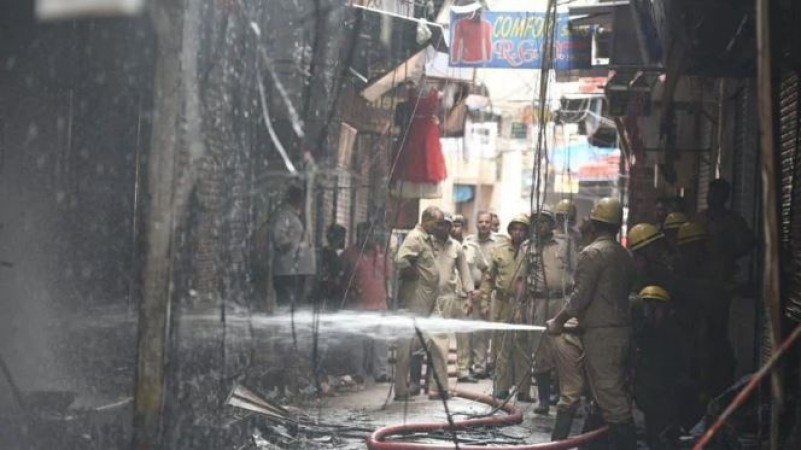 दिल्ली: एशिया के सबसे बड़े कपड़ा मार्केट में भड़की भीषण आग, कई दुकानें जलकर खाक