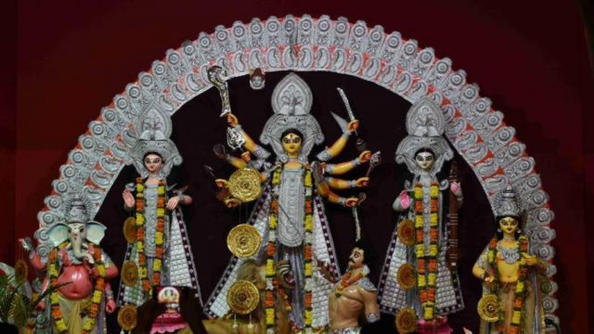 नवरात्र: पूरे देश में महाष्टमी की धूम, माँ आदिशक्ति के दर्शन के लिए मंदिरों में उमड़ी भीड़