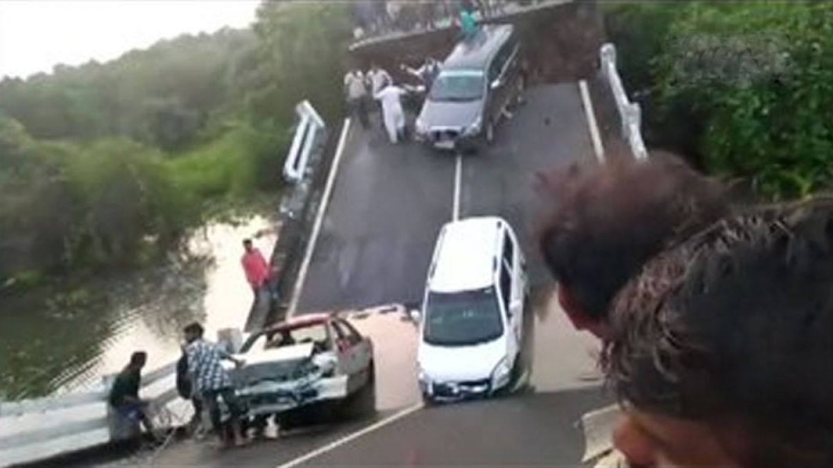 जूनागढ़ में अचानक टूट गया पुल, नदी में ऐसे लटक गई कारें...