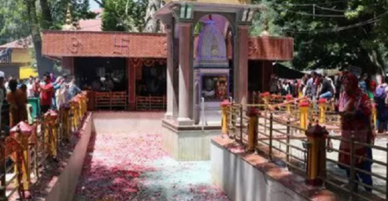 Srinagar: Terrorists opened fire after entering the school, principal and teacher killed