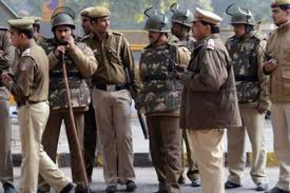 कश्मीर से जैश का आतंकी गिरफ्तार, भारी मात्रा में हथियार और गोला बारूद जब्त