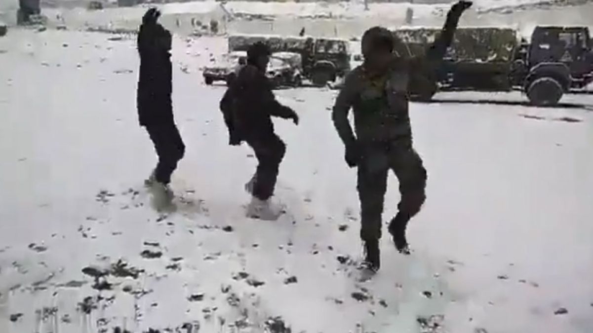 बर्फबारी के बीच गरबा करते नज़र आए सेना के जवान, वायरल हुआ वीडियो
