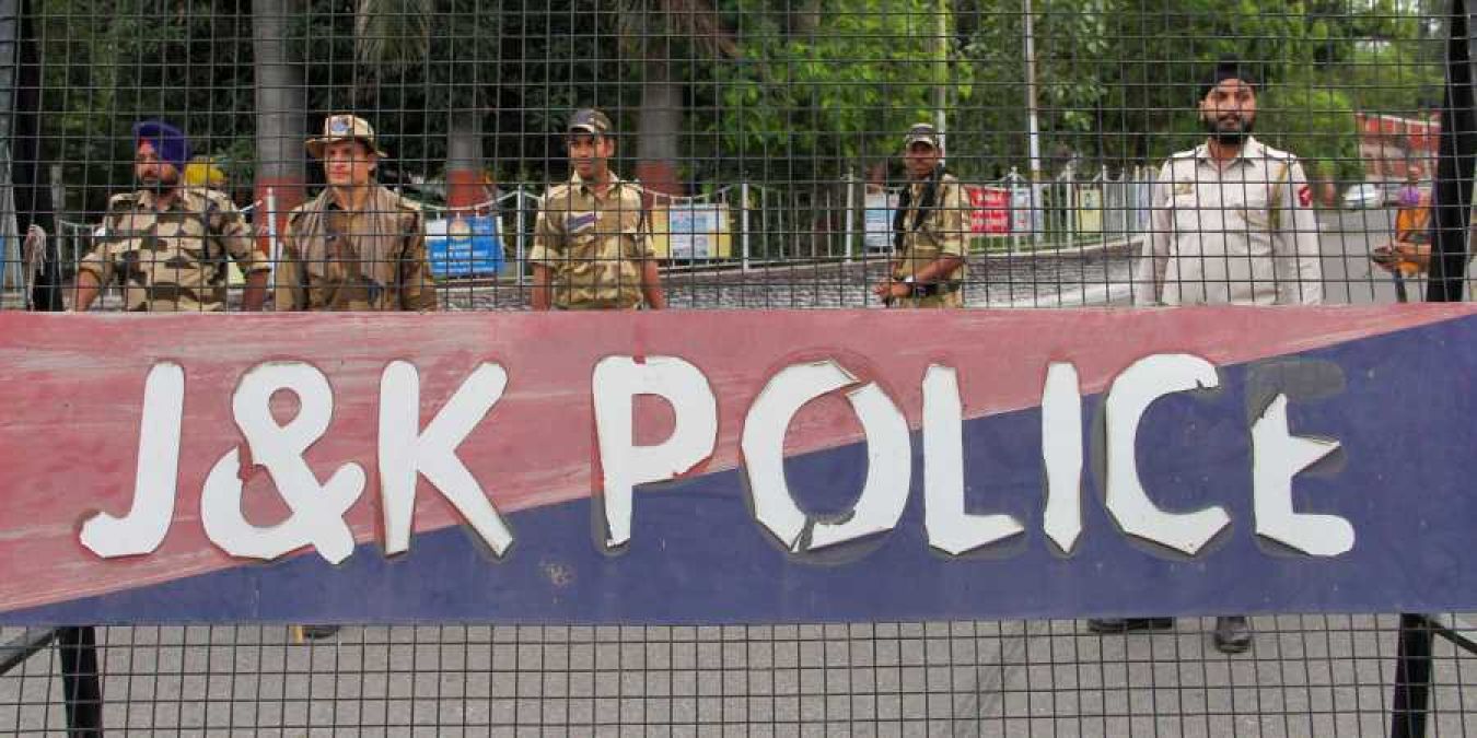 कश्मीर से जैश का आतंकी गिरफ्तार, भारी मात्रा में हथियार और गोला बारूद जब्त