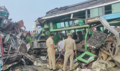 बाराबंकी में बस और ट्रक की भीषण टक्कर, 8 लोगों की मौके पर मौत, कई घायल