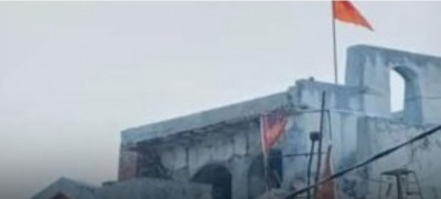 तेलंगाना: मस्जिद के ऊपर फहराया गया भगवा झंडा, दीवारों पर लिखा ॐ