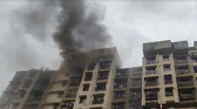 Massive fire in Tilak Nagar Rail View building, 10 fire engines reached spot