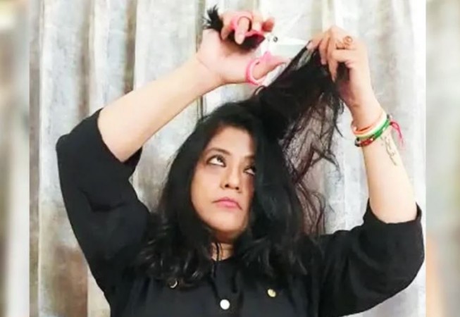 ईरान के बाद भारत में शुरू हुआ 'हिजाब' का विरोध, महिला डॉक्टर ने काटे अपने बाल