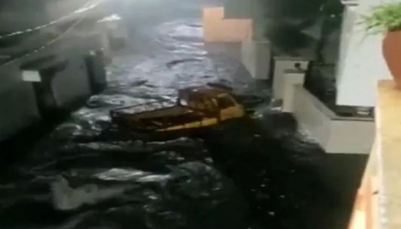 जलमग्न हुआ हैदराबाद..., 2 लोग बहे, Video में देखें ताबाही का भयावह मंजर