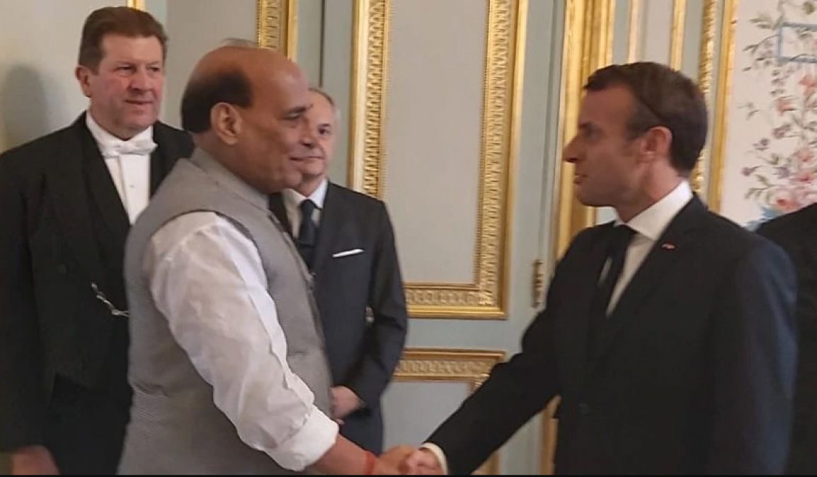 राजनाथ सिंह और फ्रांसीसी राष्ट्रपति मैक्रों के बीच हुई मुलाकात, आपसी संबंधों पर हुई बात