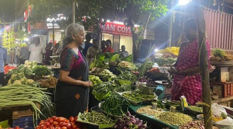 चेन्नई के बाजार में सब्जी खरीदने पहुंचीं वित्त मंत्री निर्मला सीतारमण, वीडियो वायरल