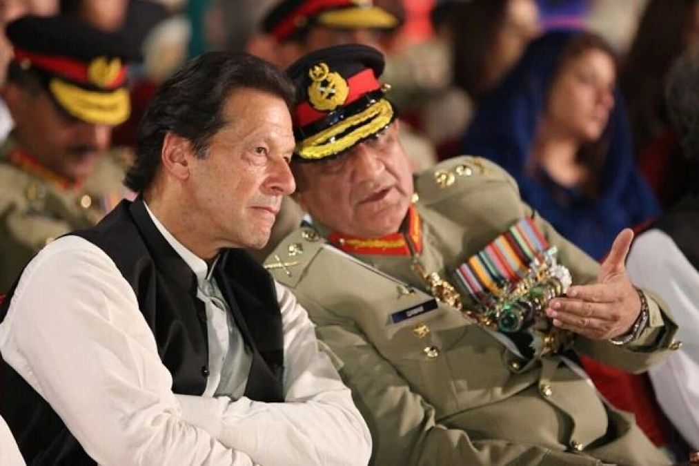 Imran Khan meets Chinese Prime Minister in presence of Pak Army Chief