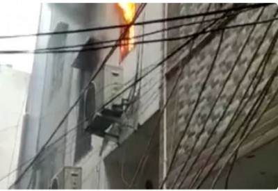दिल्ली में इलेक्ट्रॉनिक शोरूम में आग लगने से मचा हड़कंप
