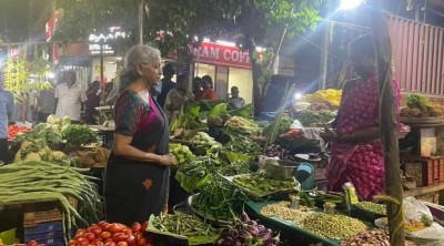 चेन्नई के बाजार में सब्जी खरीदने पहुंचीं वित्त मंत्री निर्मला सीतारमण, वीडियो वायरल