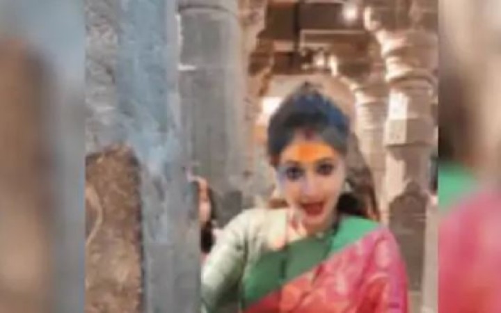 Woman made shameful video at Mahakaleshwar temple, now apologises