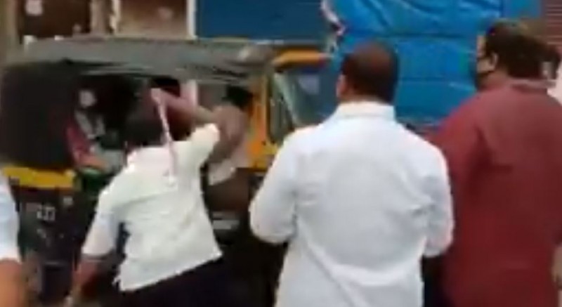 महाराष्ट्र बंद हिंसा: शिवसैनिकों की गुंडागर्दी, ऑटो चालक की लाठी से पिटाई