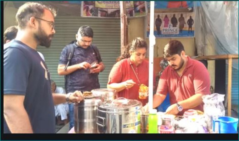 Humanity still exists! MBA Couples sells street food to help their maid