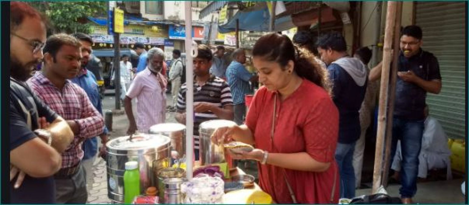 Humanity still exists! MBA Couples sells street food to help their maid